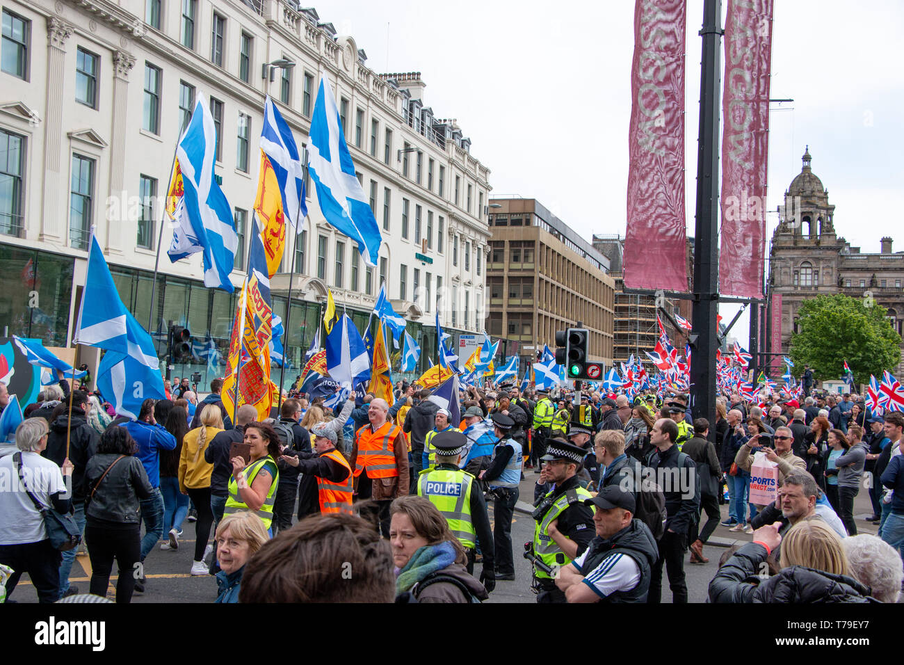 Einen Überblick über die pro-schottische Unabhängigkeit Parade ihren Weg hinter George Square. Auf der rechten Seite sind eine kleine Gruppe von Gegendemonstranten. Stockfoto