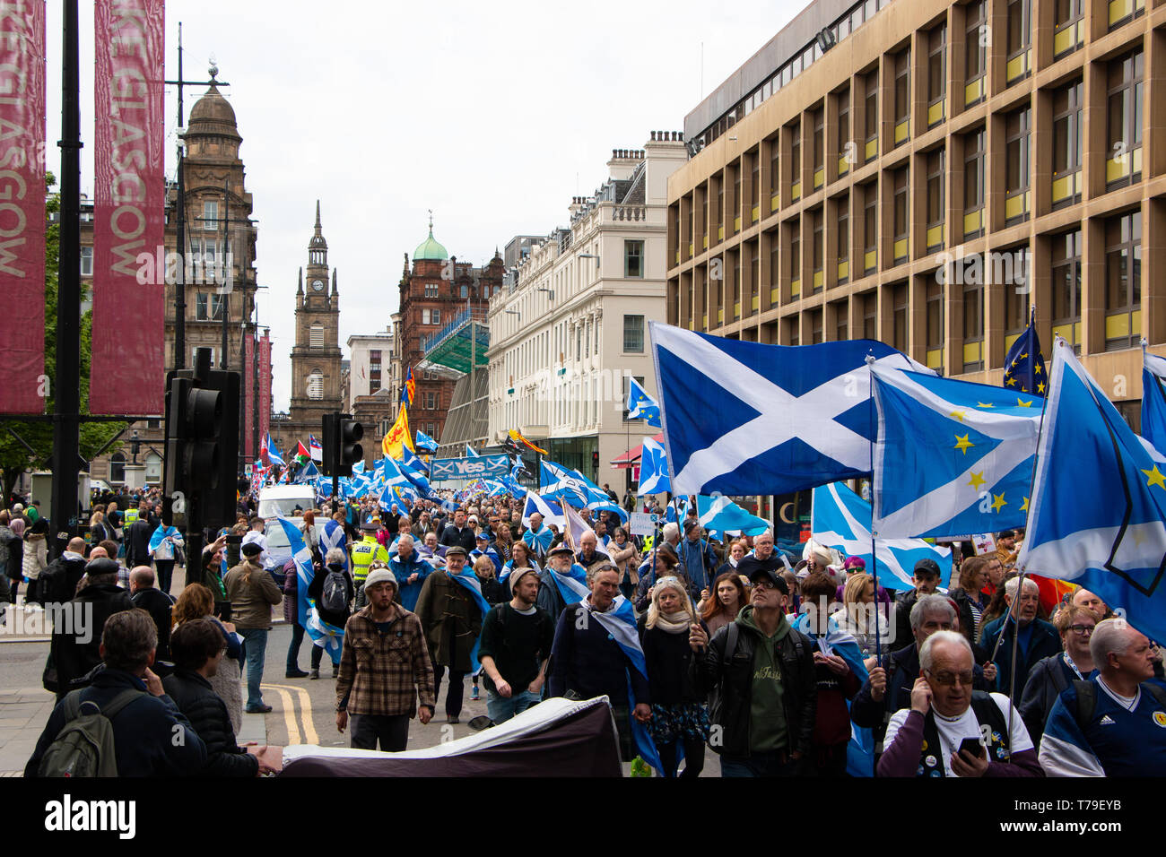 Die pro-schottische Unabhängigkeit März organisiert von Alle unter einem Banner (auob) seinen Weg durch den George Square geht weiter. Stockfoto