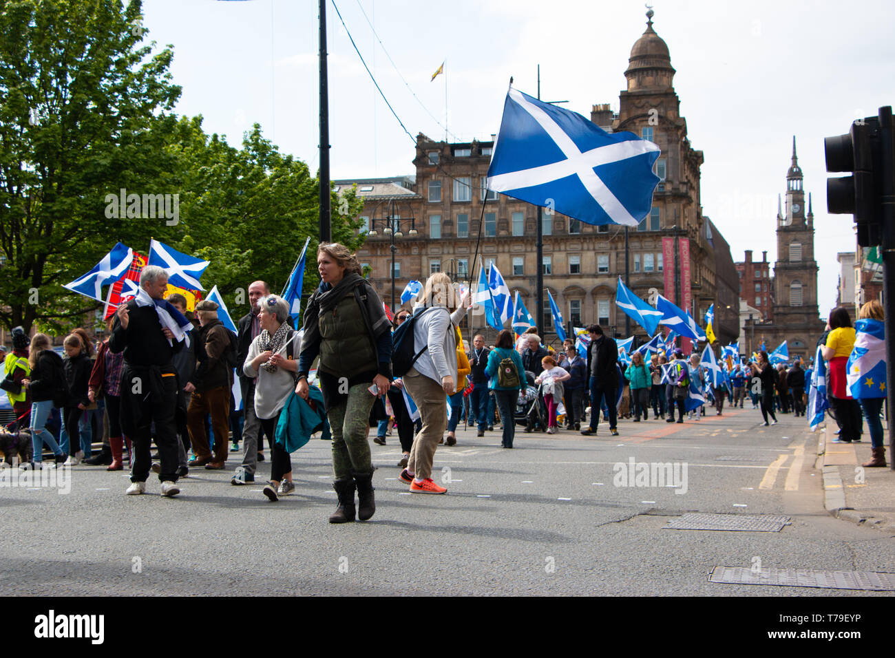 Pro-Scottish Unabhängigkeit Demonstranten weiter zu marschieren hinter George Square. Der Demonstrator Saltire Flagge besonders lebhaft. Stockfoto