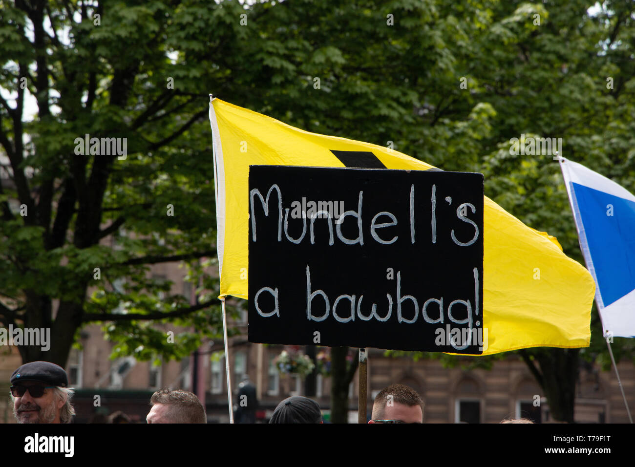 Eine der vielen hausgemachten Schilder an den Alle unter einem Banner März in Glasgow angezeigt. Dieses Ziel der Konservativen David Mundell. Stockfoto