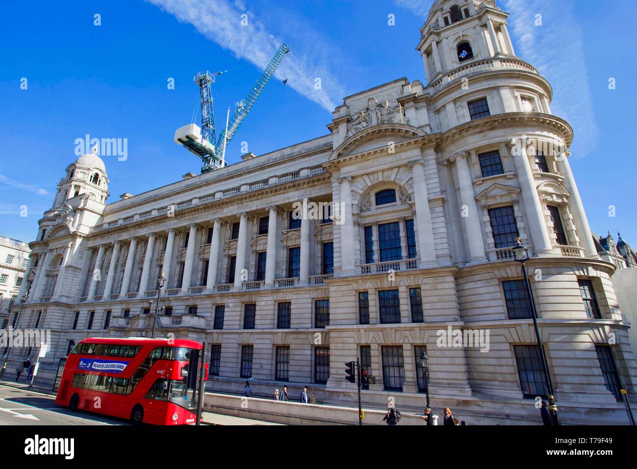 Ein roter Bus fährt vorbei an das Kriegsministerium in London, England. Stockfoto