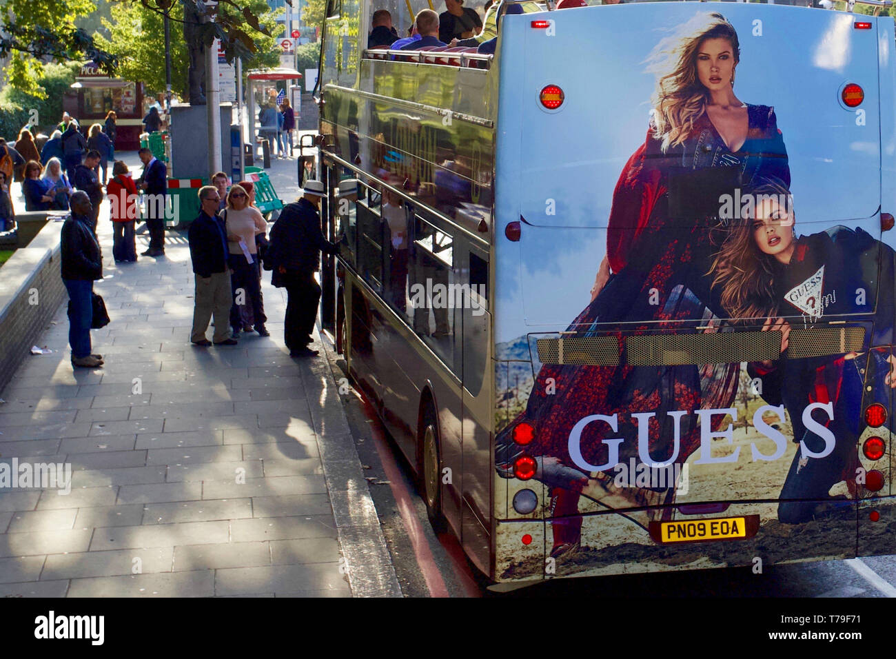 Schätze, die Werbung auf dem Bus in London, England. Stockfoto