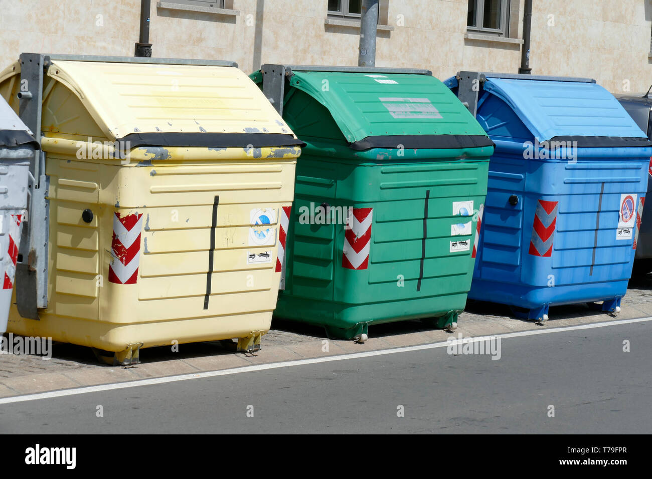 Bunte recycling Rohre, Mülltonnen, Mülltonnen, Spanien Stockfoto