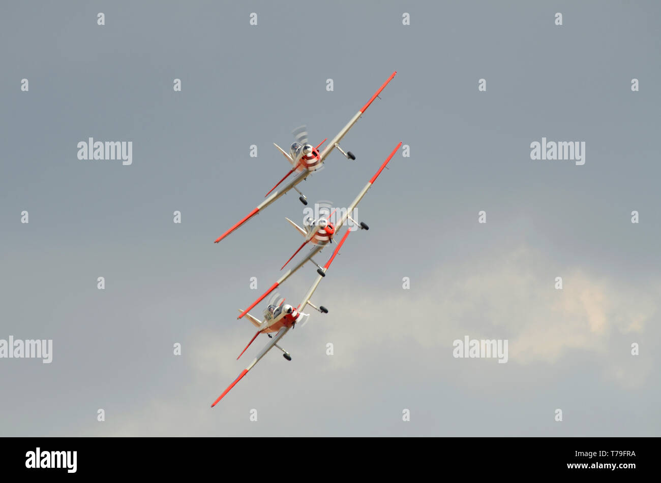 Red Spatzen, ein Air Display Team fliegen drei de Havilland Canada DHC-1 Chipmunk Flieger. Name ein Wortspiel auf RAF Red Arrows. Platz für Kopie Stockfoto