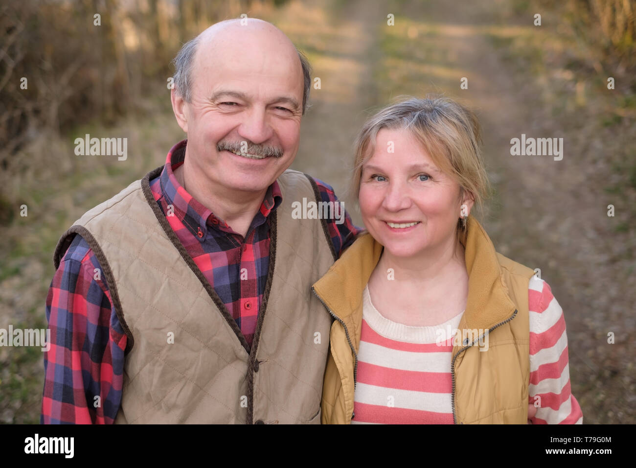 Ältere Frau und Mann im Park Stockfoto