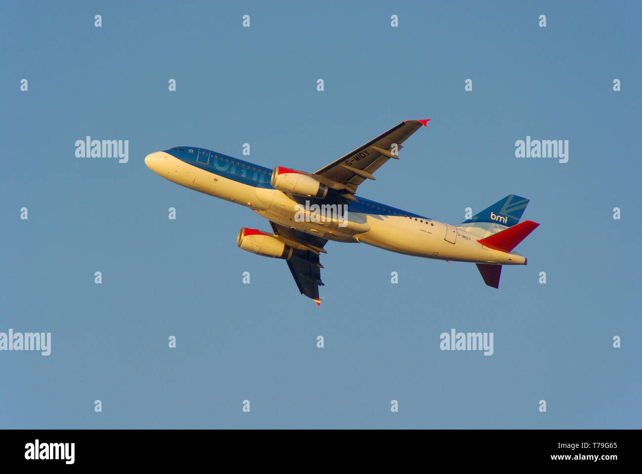 BMI, British Midland International Airbus A320 -200 Jet Airliner Flugzeug G-MIDY startet vom Flughafen London Heathrow, UK in blauem Himmel Stockfoto