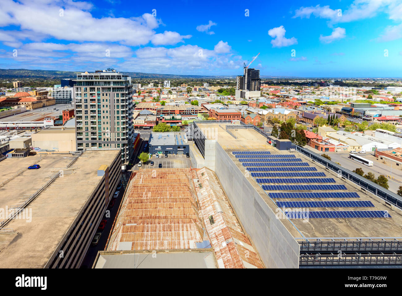 Adelaide, South Australia - 30. September 2017: Blick von oben auf die Gebäude im Zentrum der Stadt auf der Suche nach einem Tag Stockfoto