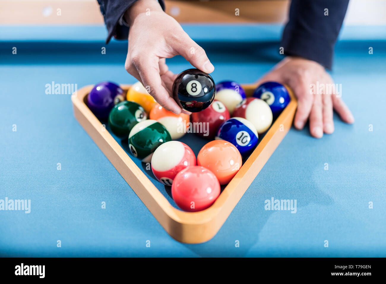 Nahaufnahme des Menschen Hand mit acht Billard Kugel oben pool Kugeln in  Holz- Dreieck auf Snooker Stockfotografie - Alamy