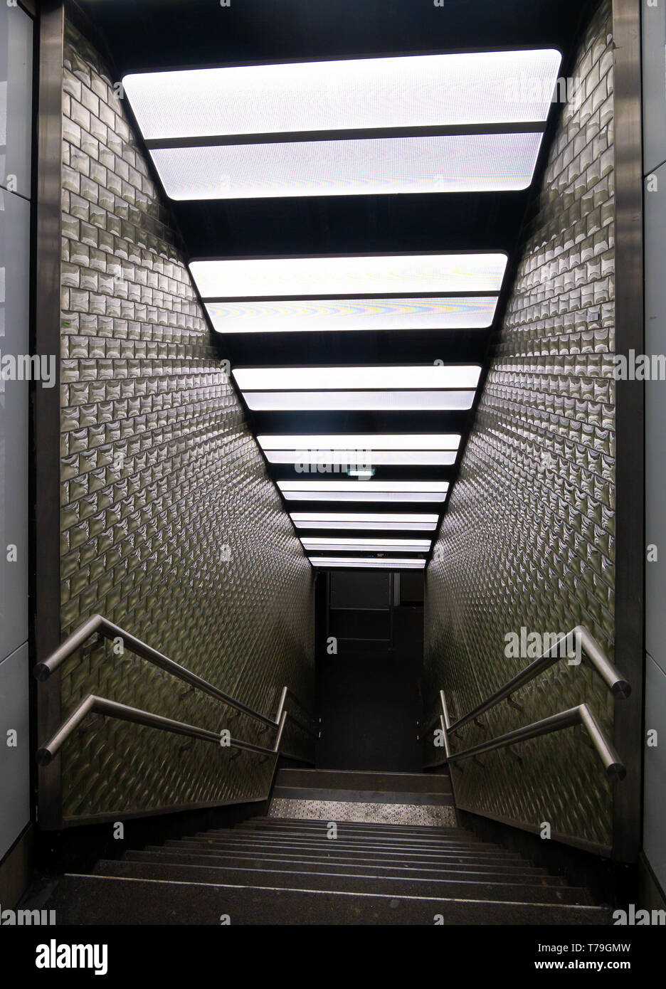 Paris, Frankreich, August 18,2018: Beleuchtetes Treppe der Pariser Metro Station Stockfoto