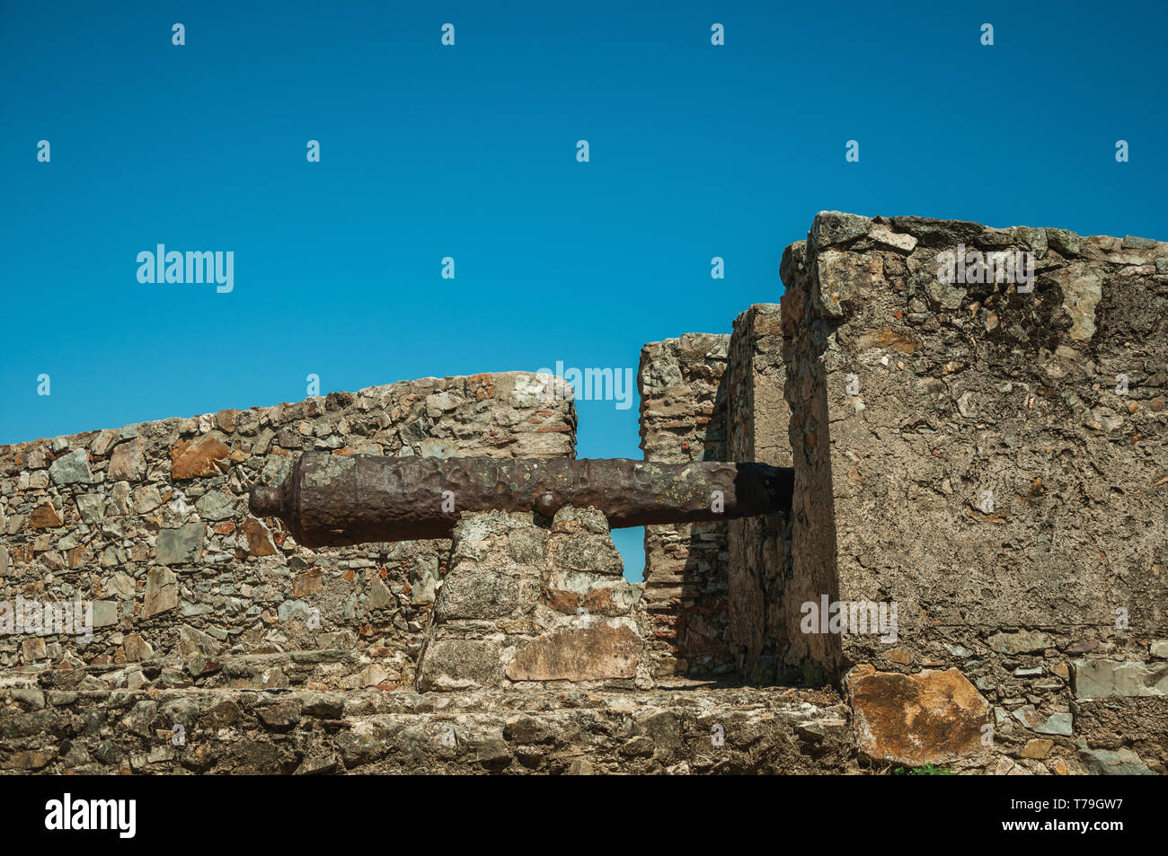 In der Nähe von Altes Eisen Kanone im Stein innere Festung neben dem Schloss von Ohrid. Eine mittelalterliche Weiler thront auf einem Felsen in Portugal. Stockfoto