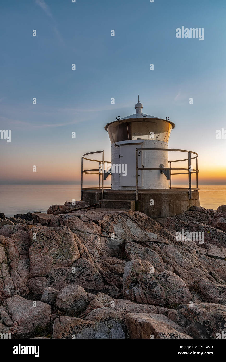 Die kleinere von zwei Leuchttürme an der Küste von Kullaberg im Südwesten von Schweden. Stockfoto