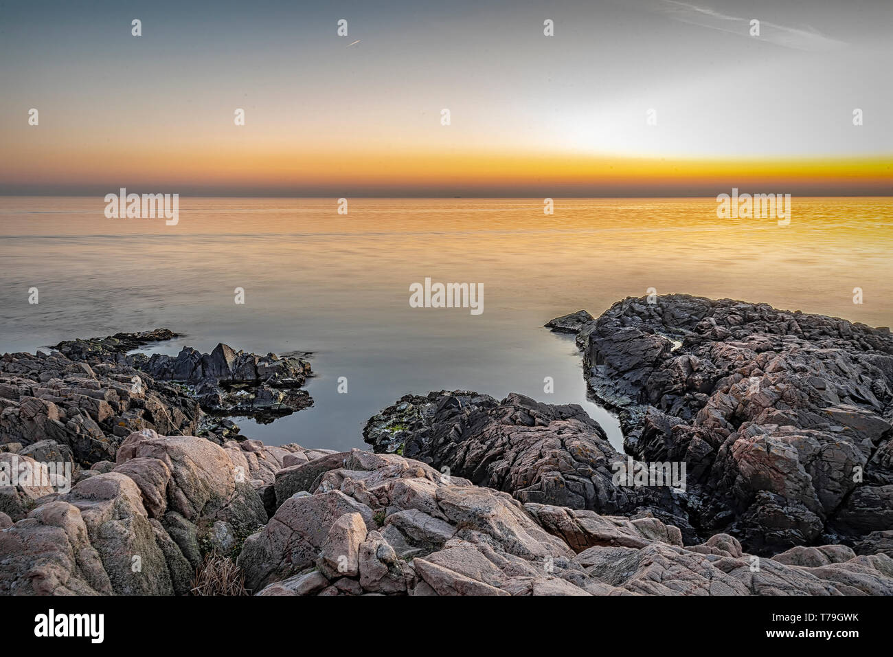 Einen schönen Sonnenuntergang seascape Blick vom Naturschutzgebiet Kullaberg in Schweden. Stockfoto