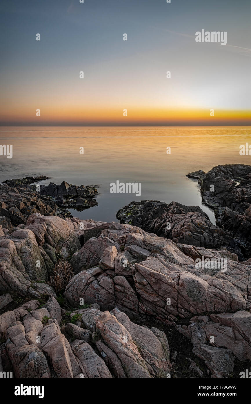 Einen schönen Sonnenuntergang seascape Blick vom Naturschutzgebiet Kullaberg in Schweden. Stockfoto