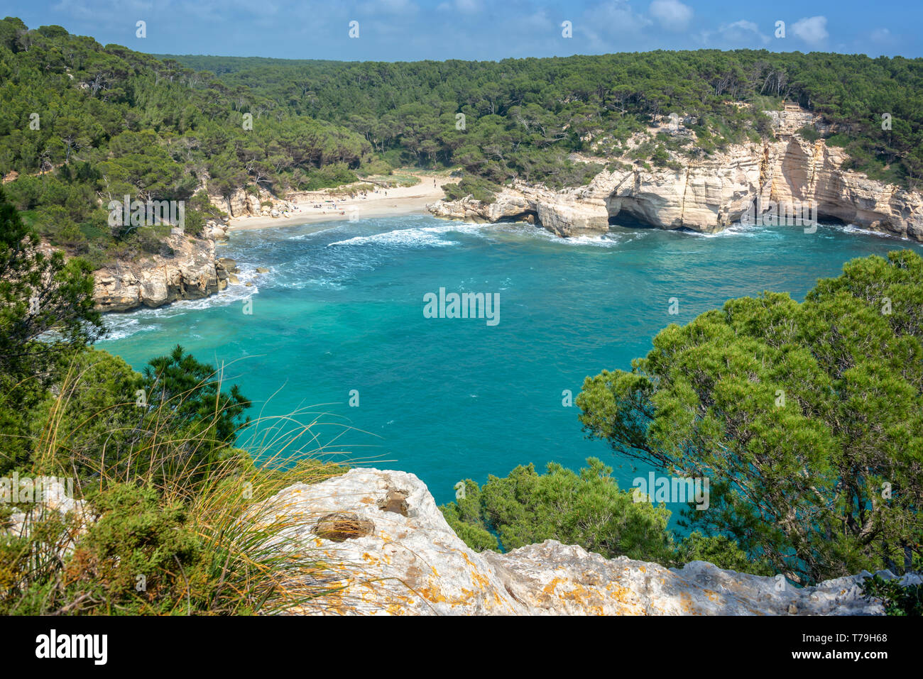 Cala Mitjana Strand auf Menorca, Balearen, Spanien Stockfoto