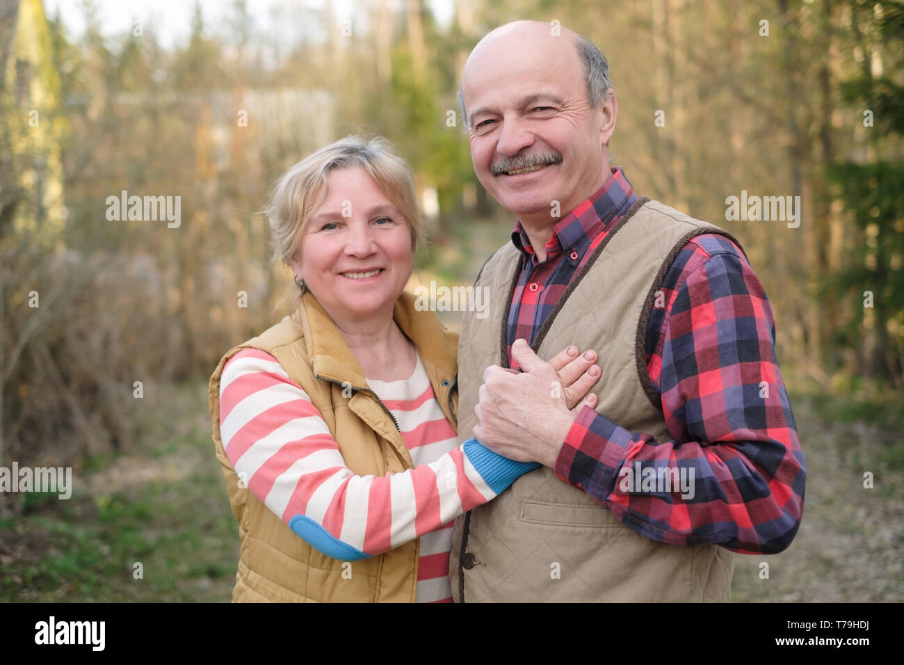 Ältere Frau und Mann im Park Stockfoto