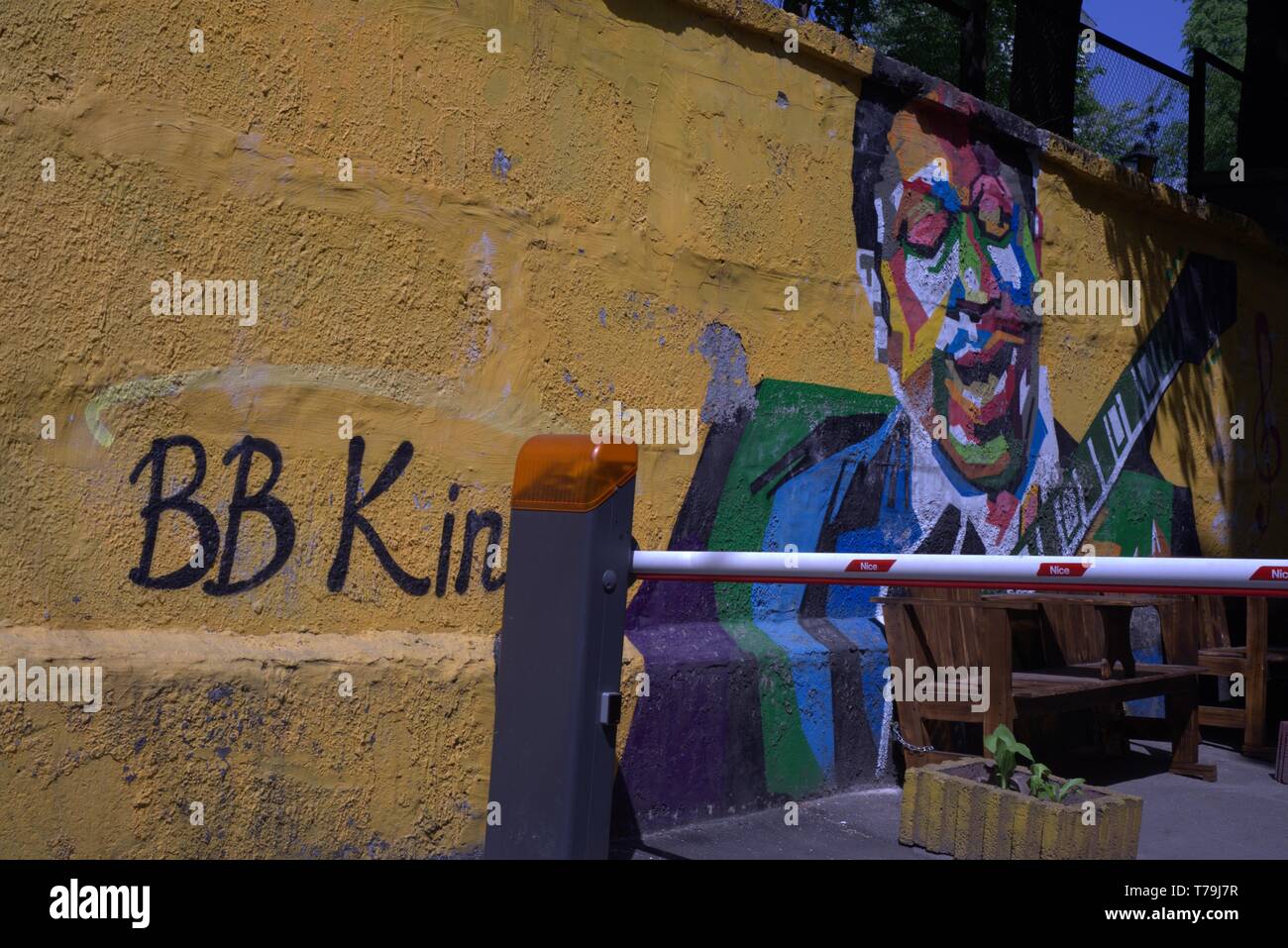 Ein street art Bild von B B King, dem berühmten Musiker, in Kiew, Ukraine. Es ist ein buntes Bild an der Wand. Stockfoto