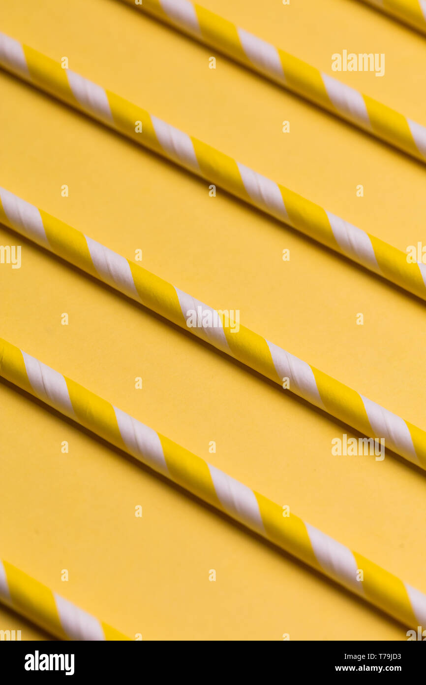 Abstrakte Vorlage für Design. gelben Sticks neben einander liegen. Parallel gelbe Röhrchen für Experiment Stockfoto