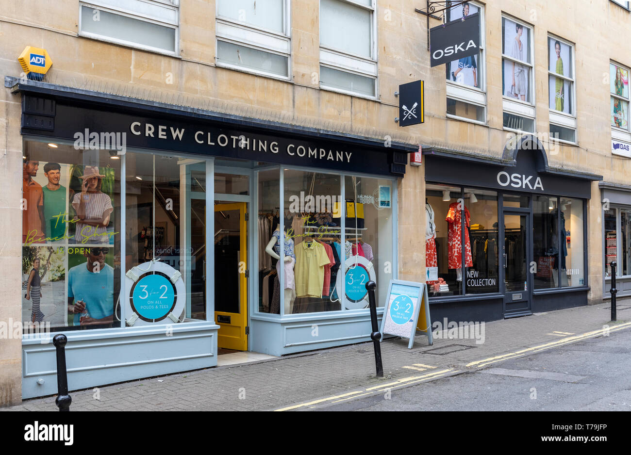 Crew Clothing Company und Oska Stores in Upper Borough Walls, Bath, England, UK Stockfoto