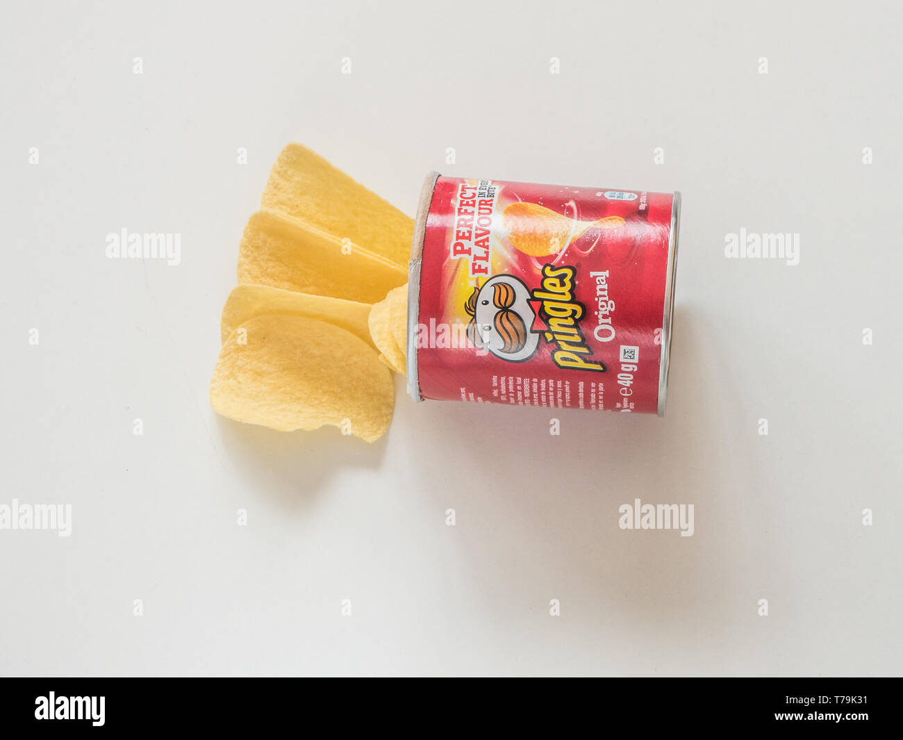 A Coruna - Spanien, 14. April 2019 - Pringles Chips können auf weißem Hintergrund Stockfoto