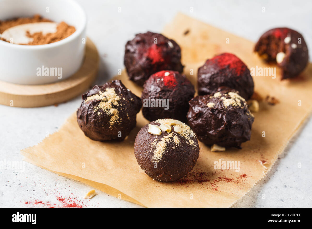 Gesunde raw vegan Energie Kugeln mit Kakao, Termine, Maca, Chia auf weißem Hintergrund. Stockfoto
