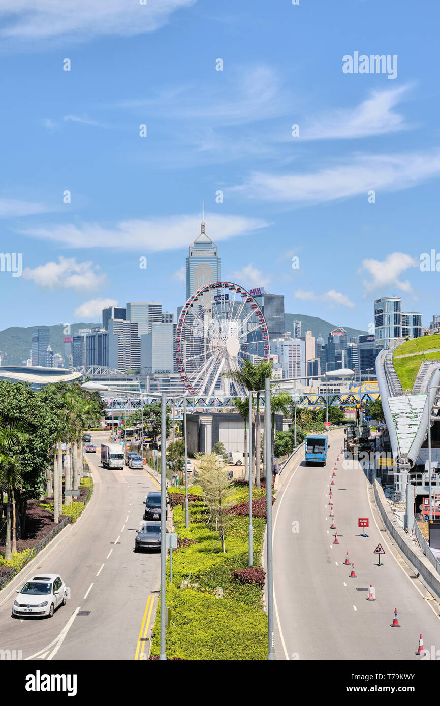 Unterteilt Autobahn in Central Hongkong mit Blick auf das Riesenrad und die Skyline der Stadt Stockfoto