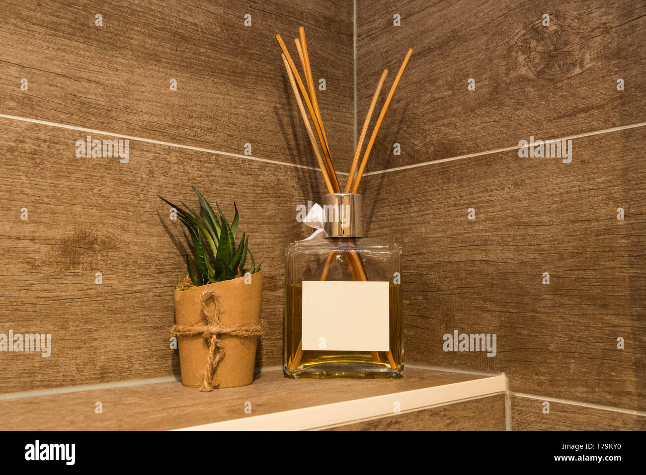 https://c8.alamy.com/compde/t79ky0/air-refresher-flasche-aroma-reed-diffuser-flasche-home-duft-sticks-luxus-close-up-t79ky0.jpg