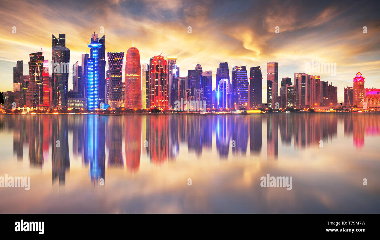 Skyline des modernen Stadt Doha in Katar, Naher Osten. - Von Doha Corniche in West Bay, Doha, Katar Stockfoto