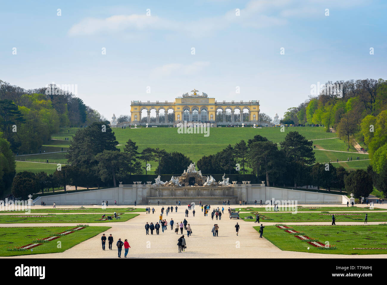 Österreich Tourismus, Blick von Touristen zu Fuß durch die formalen Gärten des historischen Schloss Schönbrunn in Wien, Wien, Österreich. Stockfoto