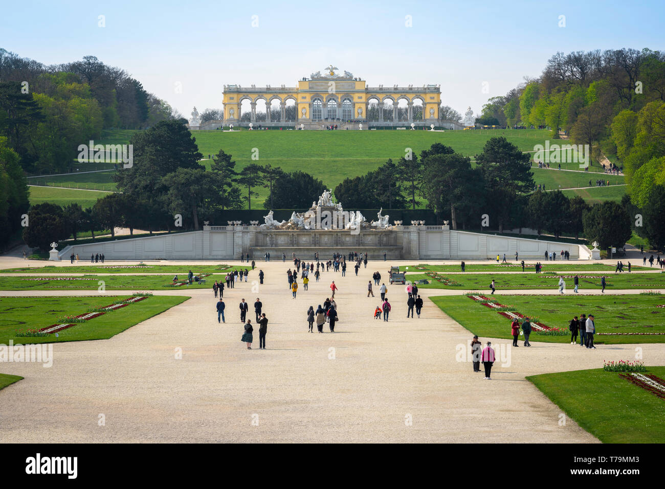 Wien Tourismus, Blick von Touristen zu Fuß durch die formalen Gärten des historischen Schloss Schönbrunn in Wien, Österreich. Stockfoto