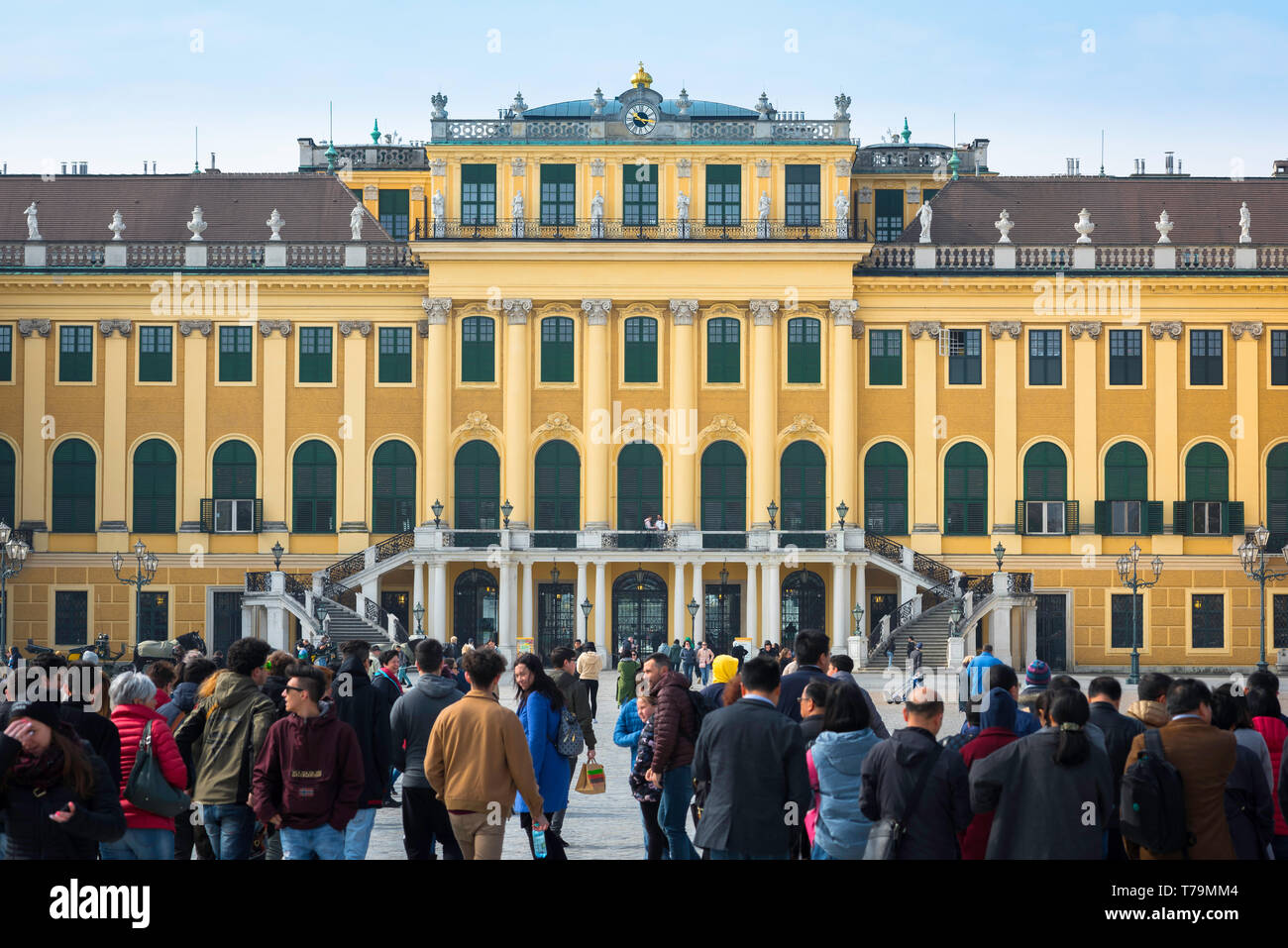 Touristen Schönbrunn, Blick auf Touristen, die den großen Innenhof des historischen Schloss Schönbrunn in Wien, Österreich. Stockfoto