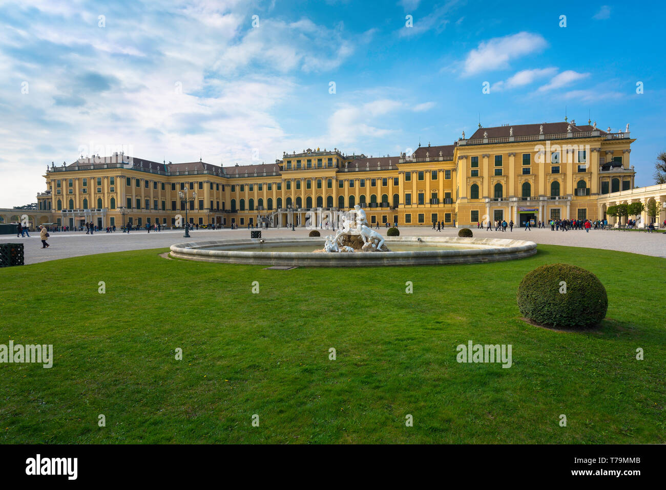 Palace Wien, mit Blick auf die barocke Fassade von Schloss Schönbrunn von Norden gesehen - West Ecke seines großen Innenhof, Wien, Österreich. Stockfoto