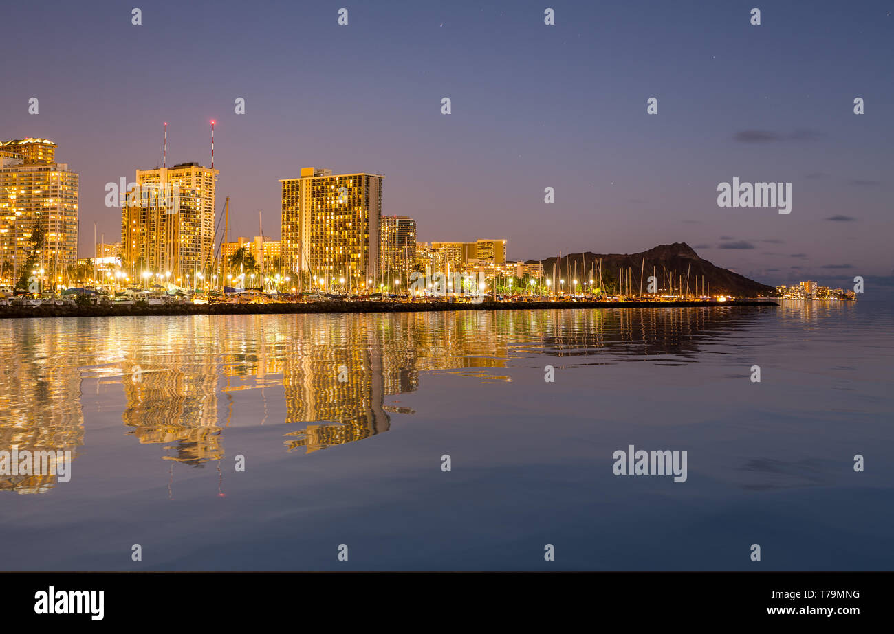 Die Reflexionen des Hotels und Apartments von Waikiki, auf der Hawaii Insel Oahu, in der Nähe von Honolulu in künstlichen Ozean panorama Stockfoto