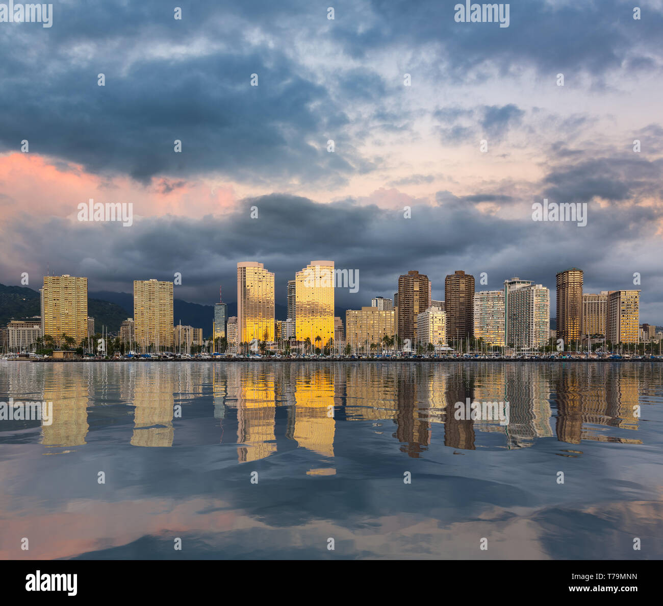 Die Reflexionen des Hotels und Apartments von Waikiki, auf der Hawaii Insel Oahu, in der Nähe von Honolulu in künstlichen Ozean panorama Stockfoto