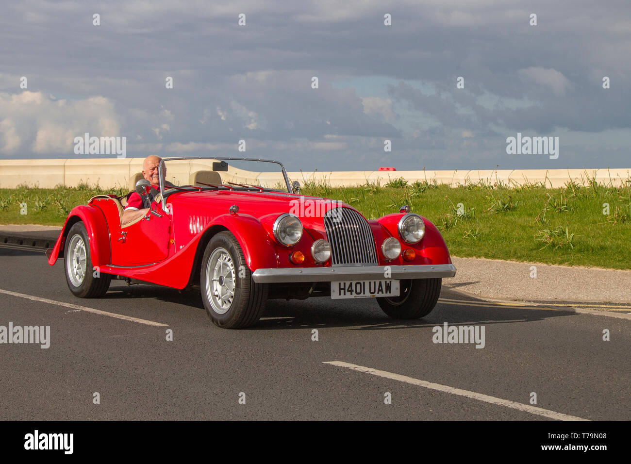 Morgan Sportwagen-Cabriolet, rot, 1990 90s. Die Cleveleys Spring Car Show in den Jubilee Gardens ist eine neue Location für Oldtimer, Veteranen, Retro-Sammlerstücke, restaurierte, geschätzte Oldtimer, Heritage Event, Oldtimer und Automobilausstellung der Blackpool Vehicle Preservation Group (BVPG). Stockfoto