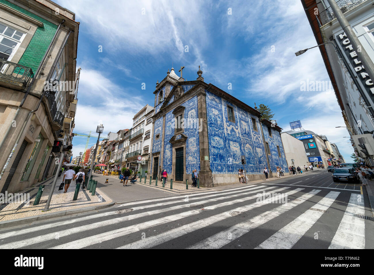 Capela das Almas Kirche in Porto, Portugal. Blau azulejo Fliesen- Außenfassade. Stockfoto