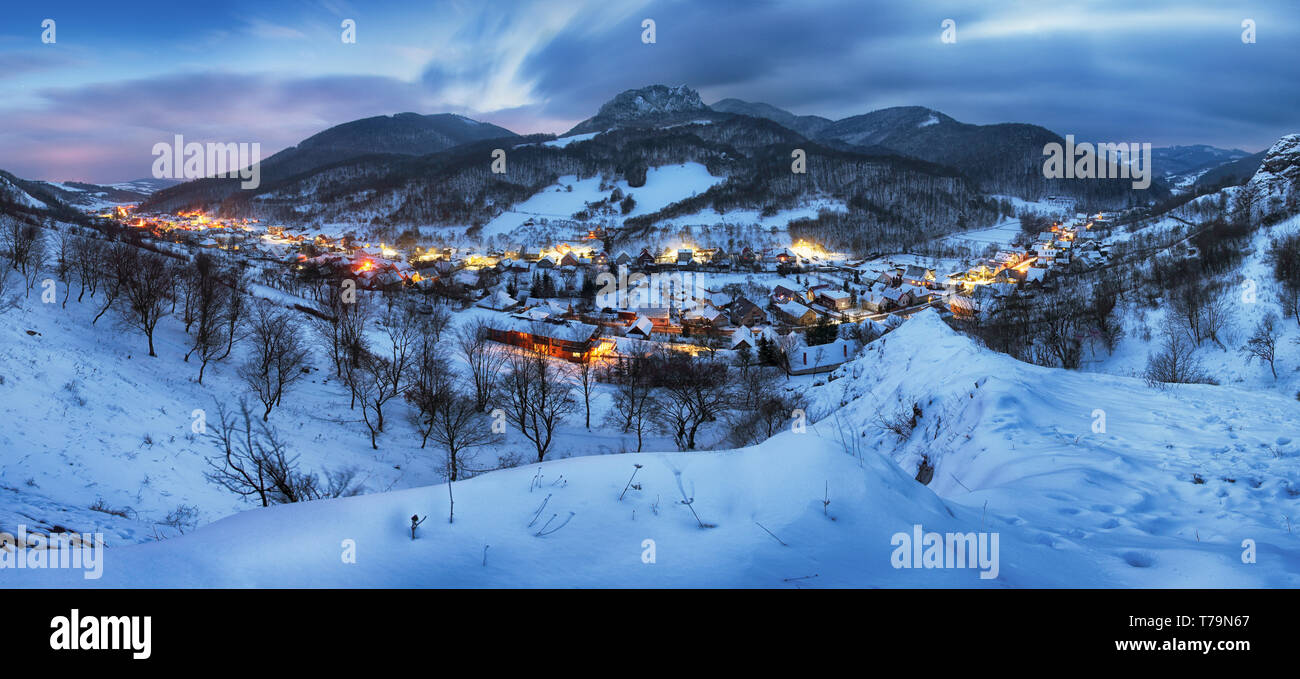 Nacht im Winter mit schönen Dorf, Slowakei Stockfoto