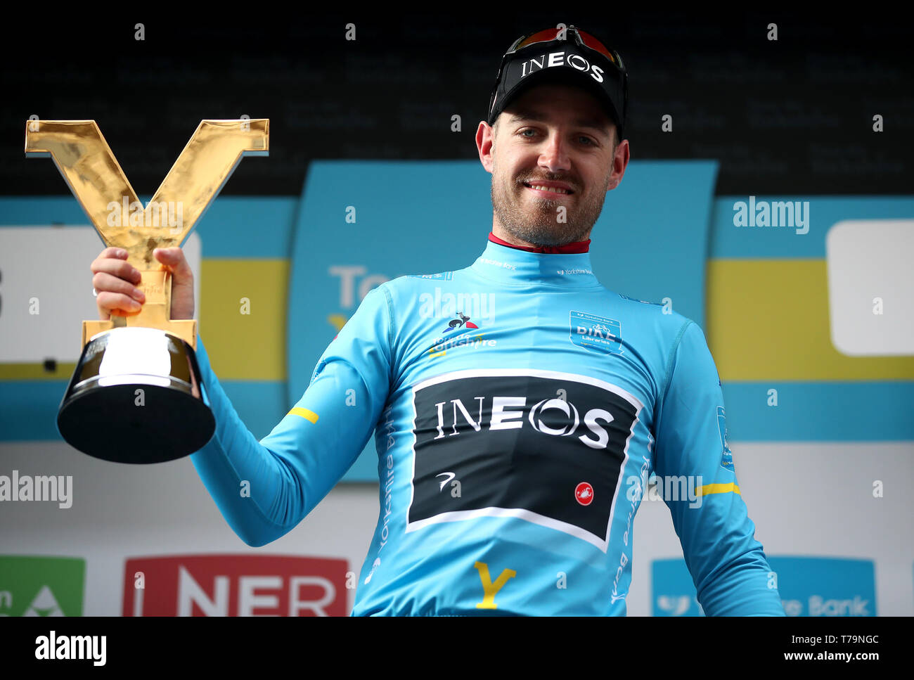 Team Ineos' Chris Gesetzlose feiert den Gewinn der Tour de Yorkshire mit der Trophäe. Stockfoto