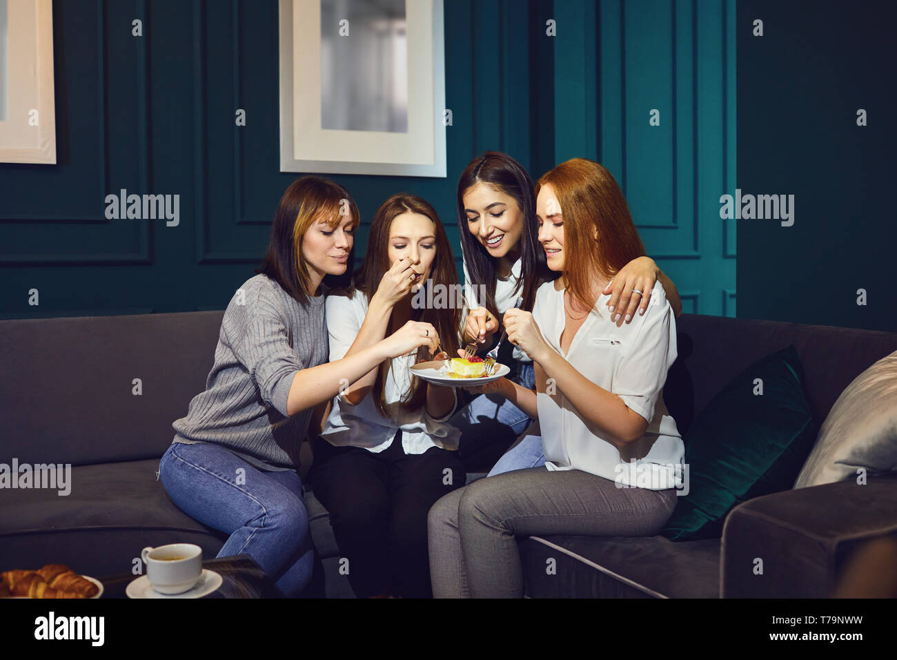 Junge Frauen bei Freunde treffen zu Hause chatten Stockfoto