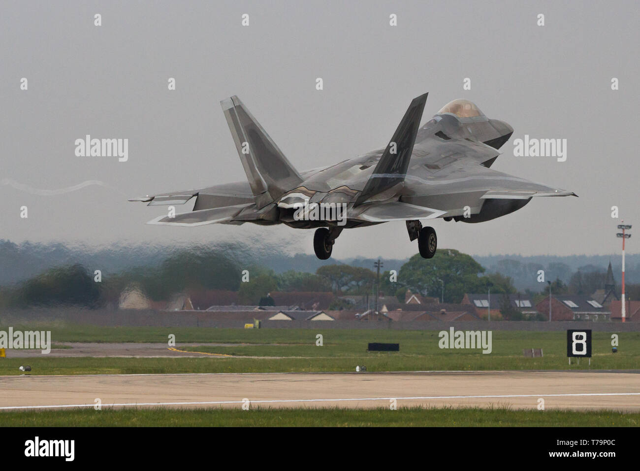 F-22 Raptor über zu berühren, die er landet auf RAF Mildenhall. Stockfoto