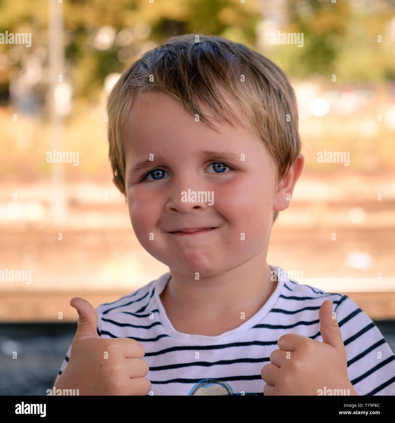 4 Jahre alter Junge, ein doppeltes Daumen hoch. Stockfoto