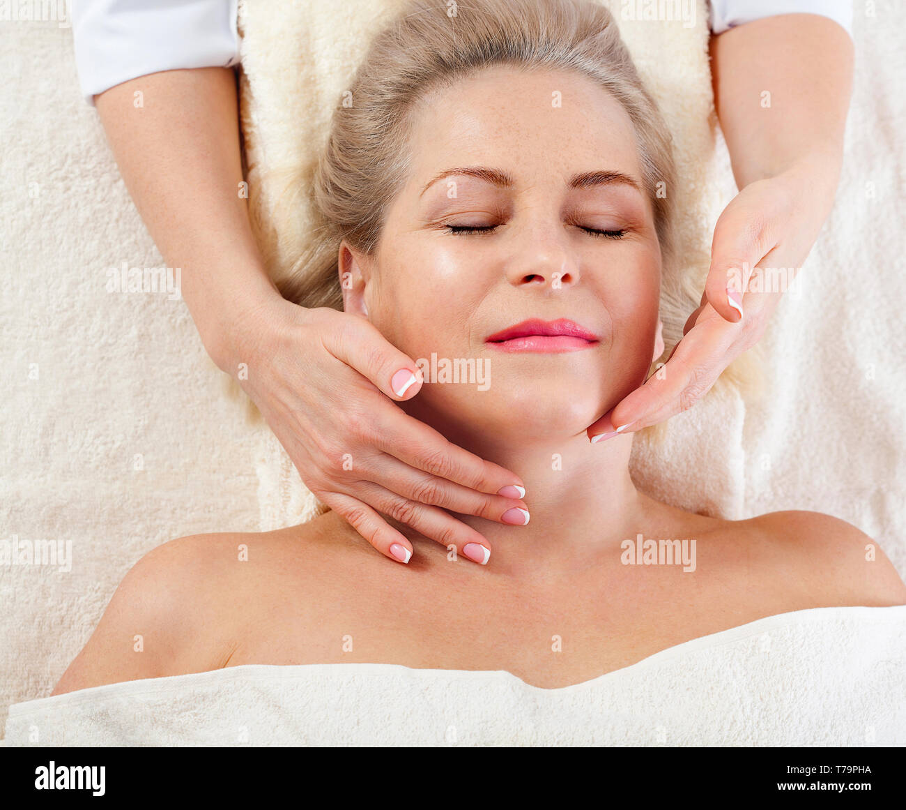 Schöne Frau, Gesichtsmassage in einem Spa Salon. Selektive konzentrieren. Stockfoto