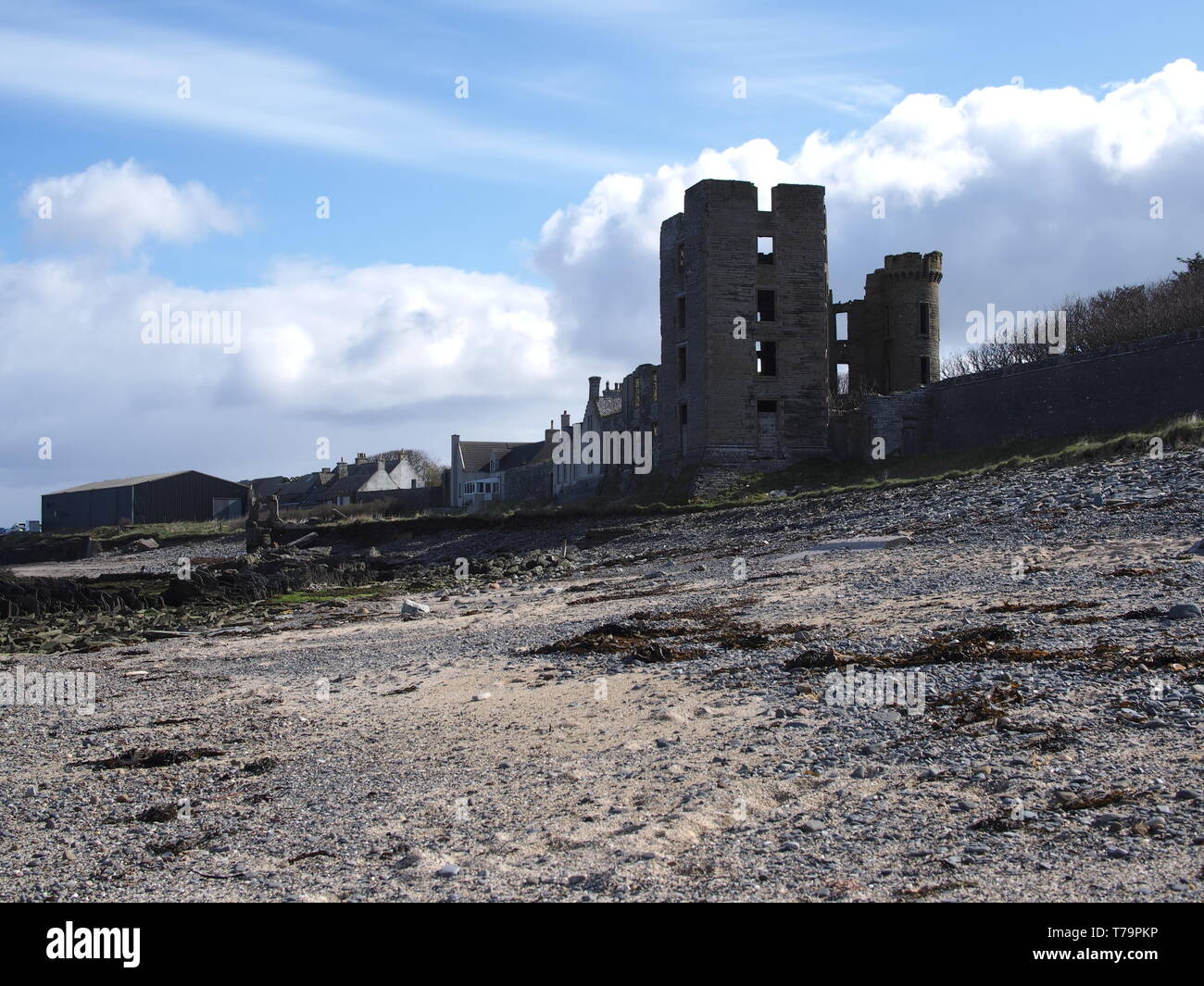 Blick auf die Burgruine Thurso vom Vorland auf landwirtschaftliche Gebäude im Hintergrund in den schottischen Highlands im Osten von Thurso, Großbritannien Stockfoto