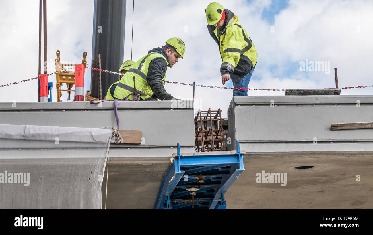 Arbeitnehmer das letzte Bit auf der Kronprinzessin Mary Brücke über den Roskilde Firth, Frederikssund, Dänemark, 3. Mai 2019 Stockfoto