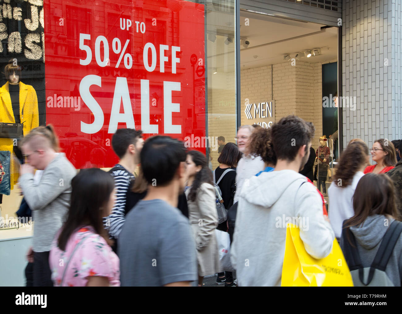 Käufer in der Oxford Street im West End von London vorbei Sommer Verkauf Zeichen in Store Fenster Stockfoto