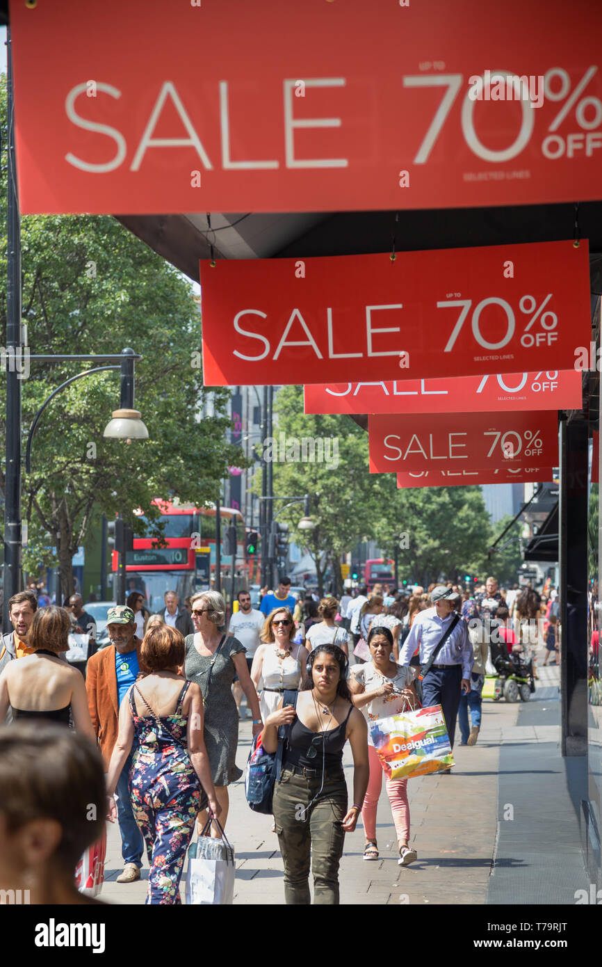 Käufer in der Oxford Street im West End von London vorbei Sommer Verkauf Zeichen bei House of Fraser Flagship Store Stockfoto