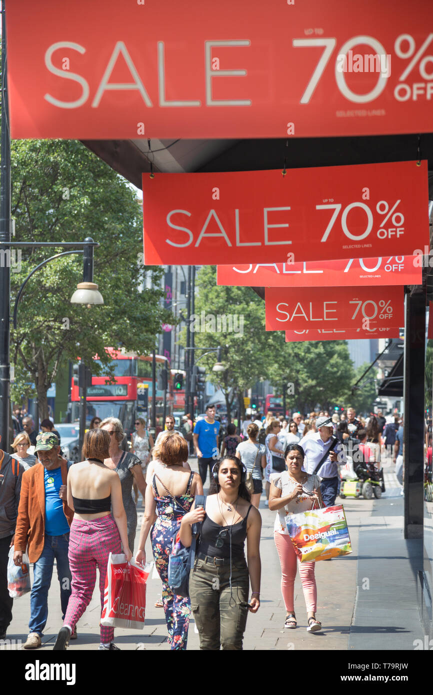Käufer in der Oxford Street im West End von London vorbei Sommer Verkauf Zeichen bei House of Fraser Flagship Store Stockfoto