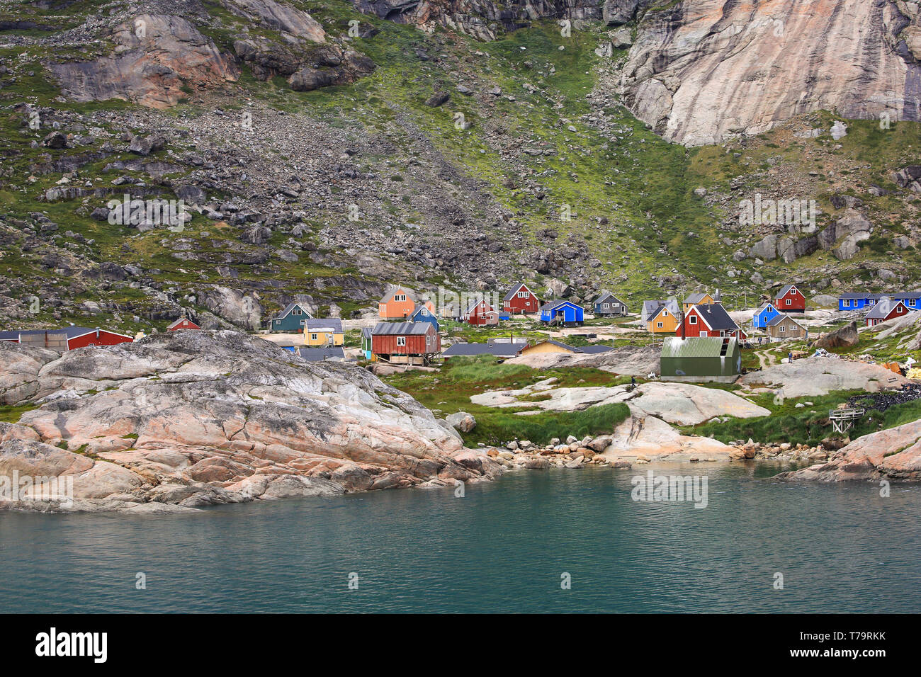 Aappilattoq ist s kleine Küstensiedlung entlang der Binnengewässer des südlichen Grönland. Stockfoto