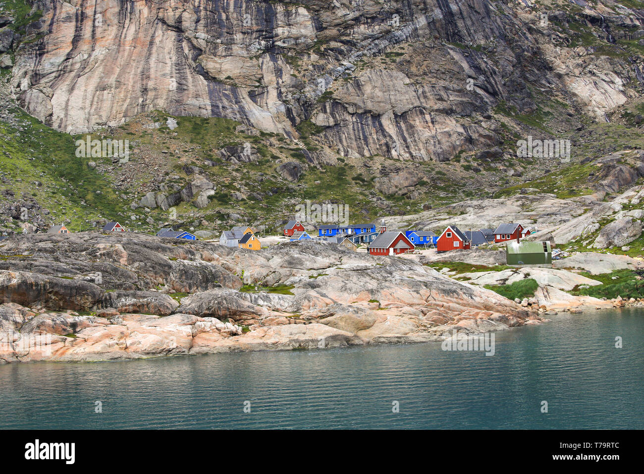 Aappilattoq ist s kleine Küstensiedlung entlang der Binnengewässer des südlichen Grönland. Stockfoto