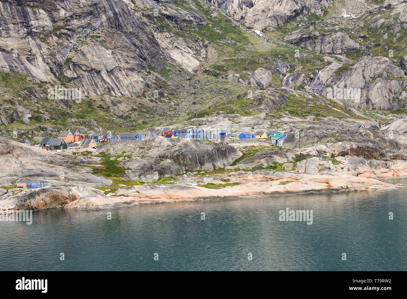 Aappilattoq ist s kleine Küstensiedlung entlang der Binnengewässer des südlichen Grönland. Stockfoto