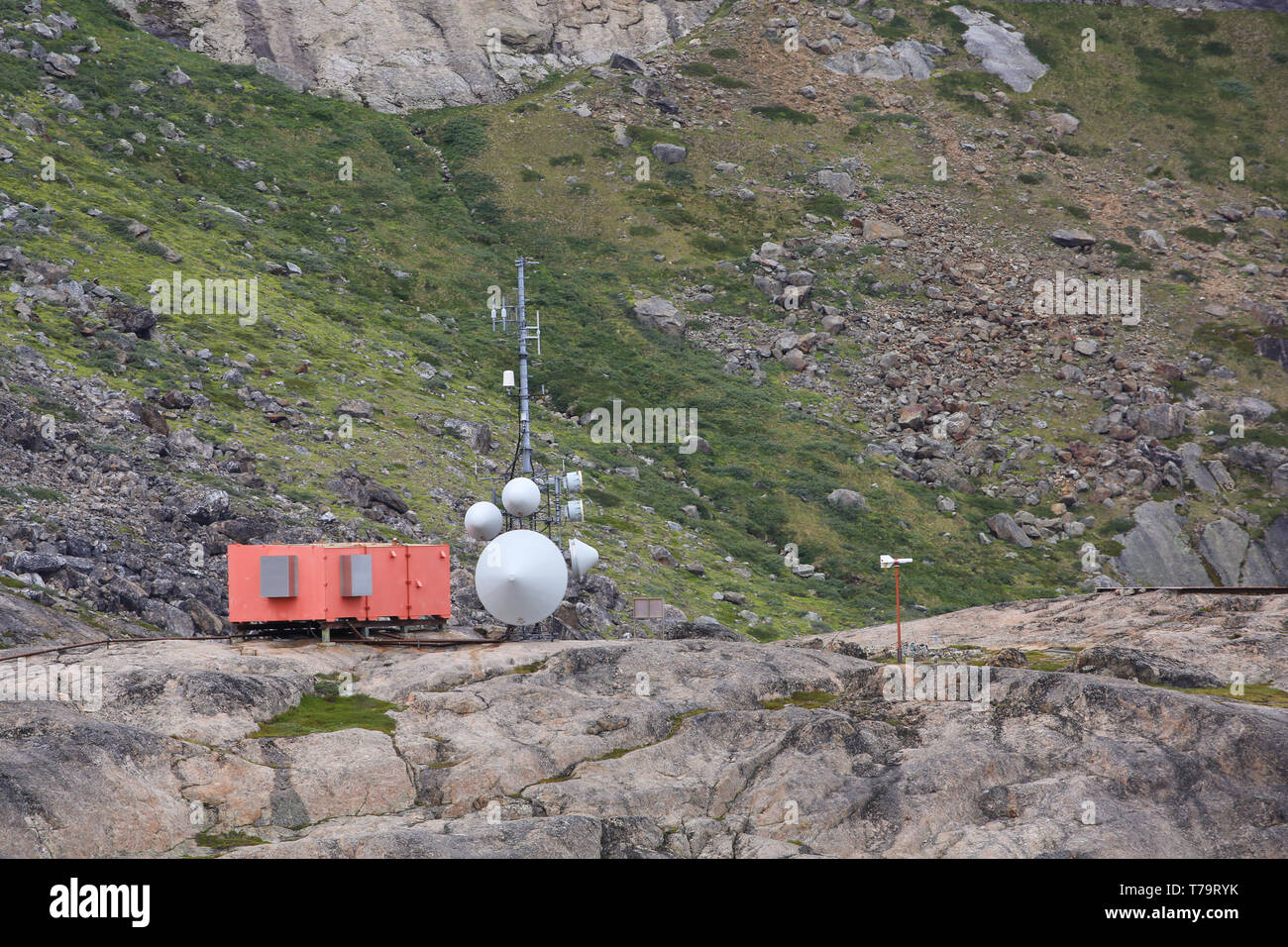 Handy und Mikrowelle Telekommunikation Turm bei Aappilattoq Dorf in der südlichen Grönland. Stockfoto